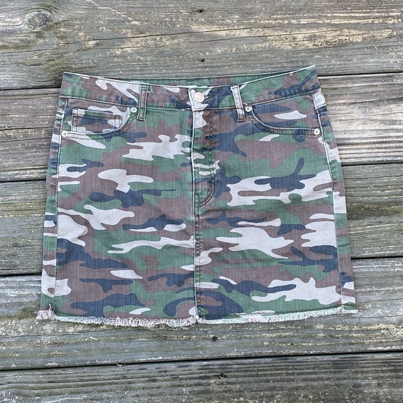 Forever 21 camo premium denim Jean mini skirt sz Large frayed hem and pockets - Picture 2 of 7